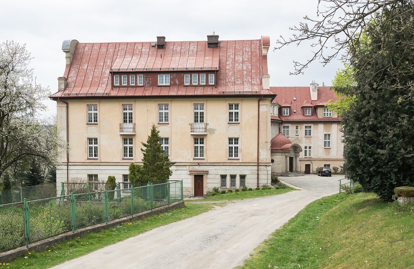 Byn brann medan polisen dröjde – minst 30 döda i nattlig massaker