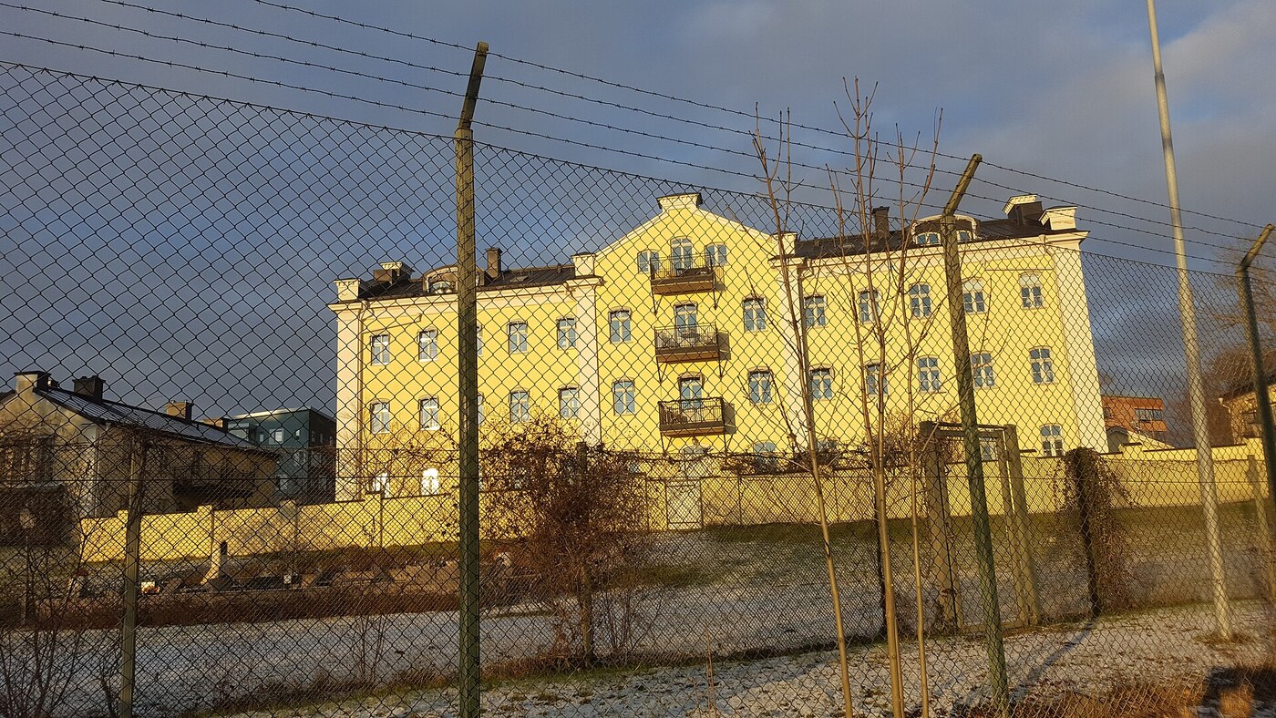Stinkande högar utanför Västerås – nu hotas företagaren av 1,5 miljoner i vite